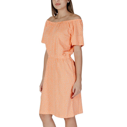 B.Young orangesfarbenes Baumwoll-Kurzkleid