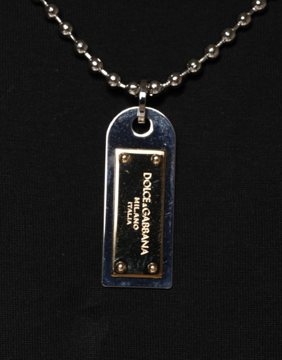 Dolce &amp; Gabbana Schwarzes Baumwoll-T-Shirt mit Halskettenverzierung