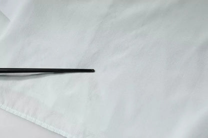 Ballantyne – Hellblaues Seidentop mit Ascot-Kragen und langen Ärmeln