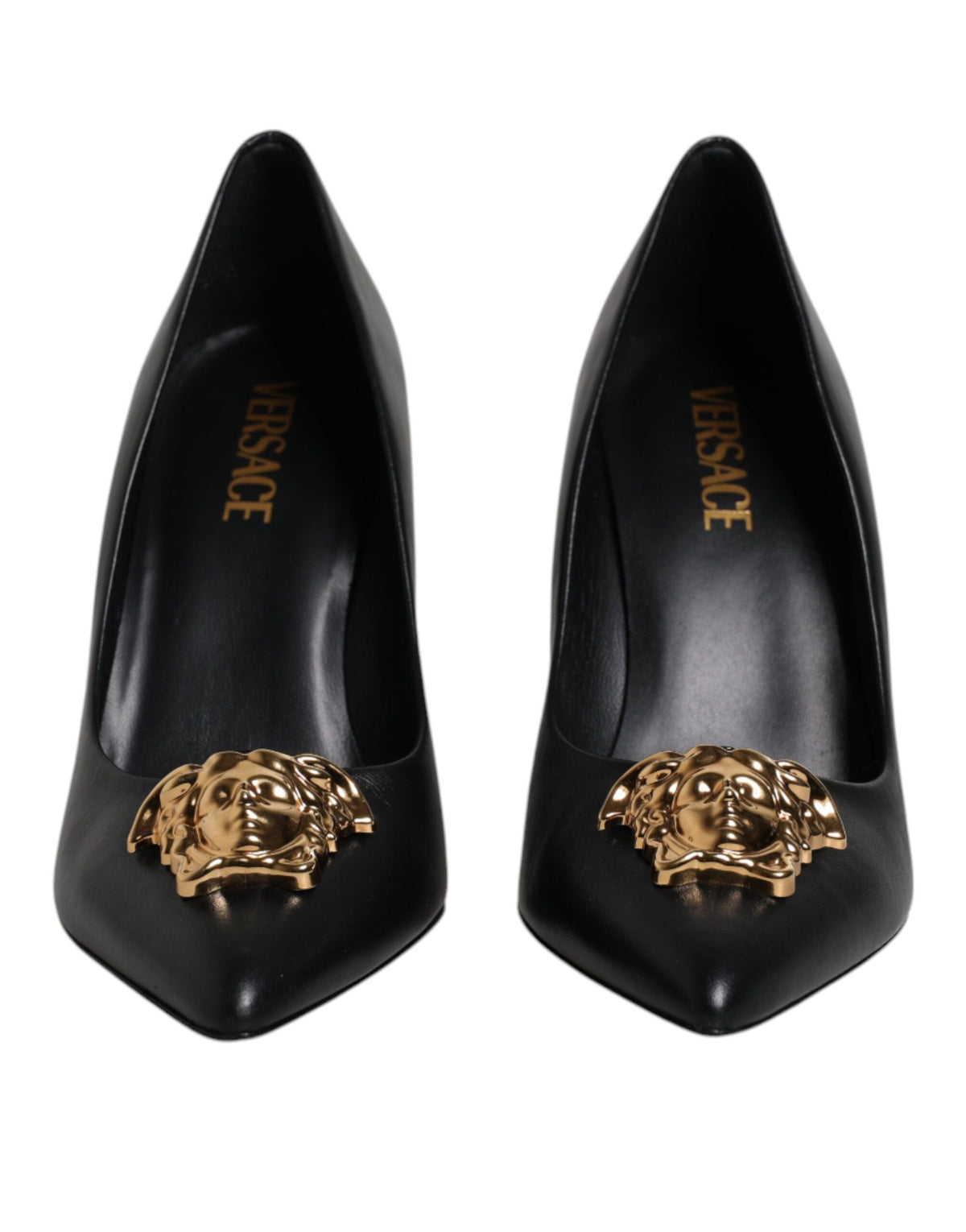 Versace – Pumps mit Logo-Schild aus schwarzem Leder