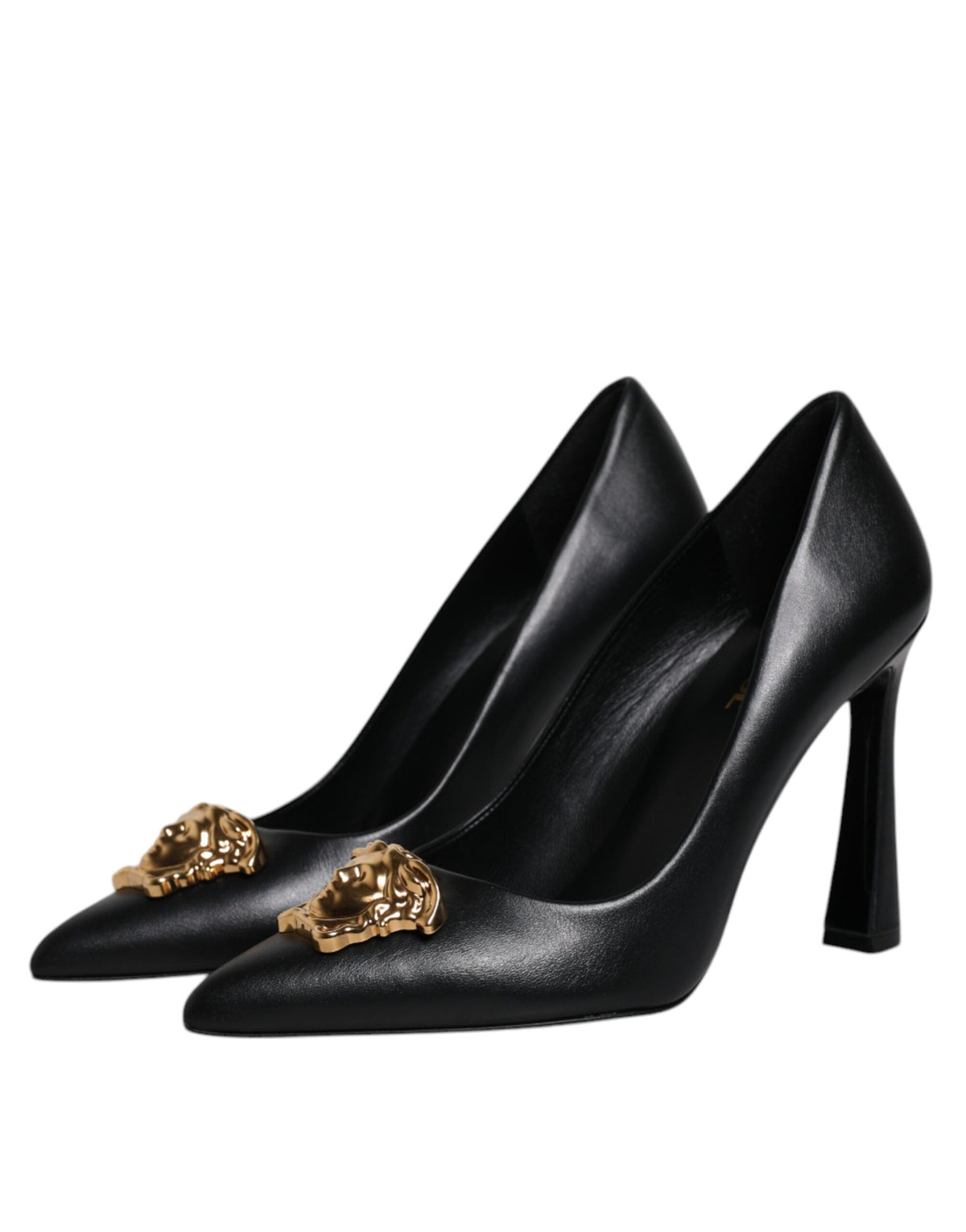 Versace – Pumps mit Logo-Schild aus schwarzem Leder