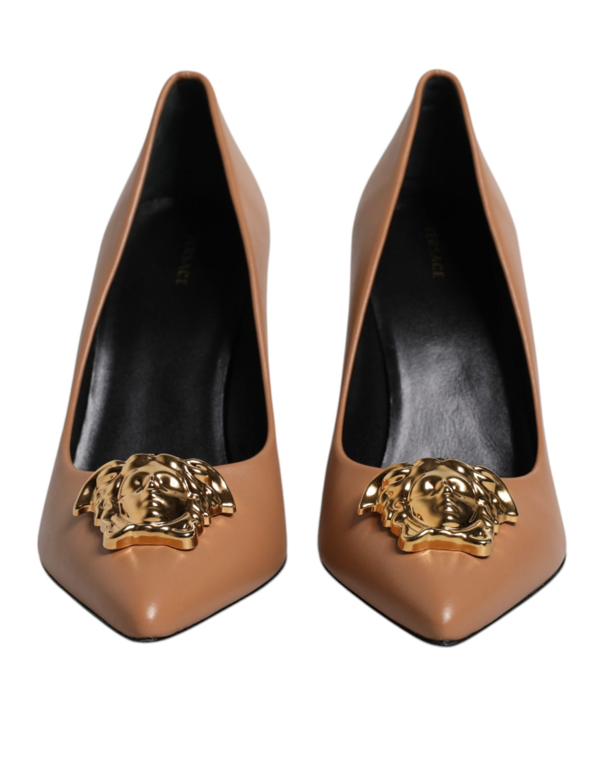 Versace – Pumps mit Logo-Plakette aus braunem Leder
