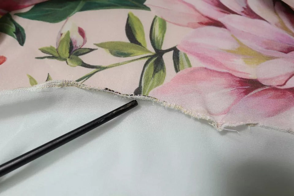 Dolce &amp; Gabbana, mehrfarbiges Oberteil mit Ascot-Kragen und Blumen-Patchwork