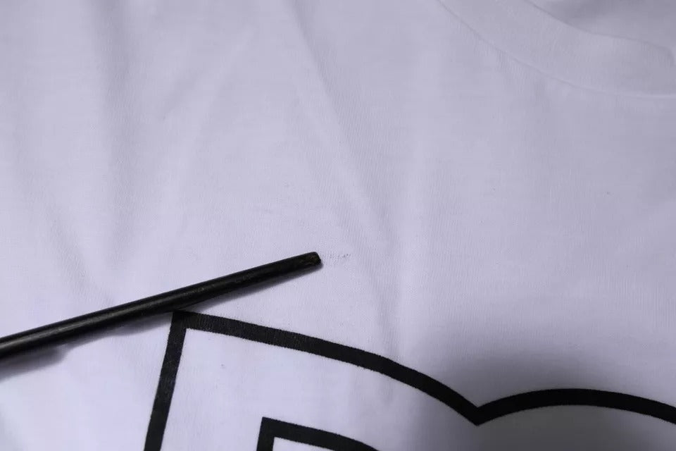 تي شيرت دولتشي آند غابانا أبيض من القطن بشعار DG وياقة دائرية