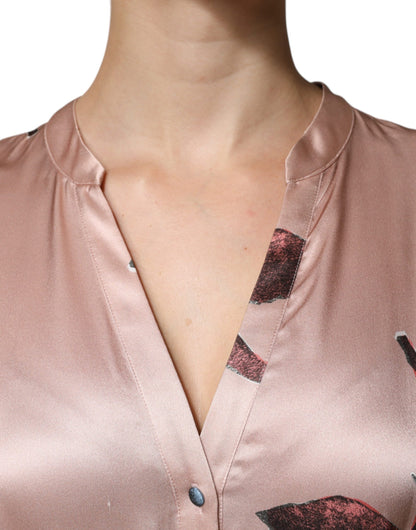 L'Autre wählte ein rosafarbenes Satin-Blumen-Midikleid mit langen Ärmeln und A-Linie