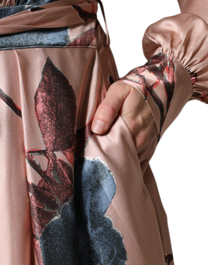 L'Autre wählte ein rosafarbenes Satin-Blumen-Midikleid mit langen Ärmeln und A-Linie