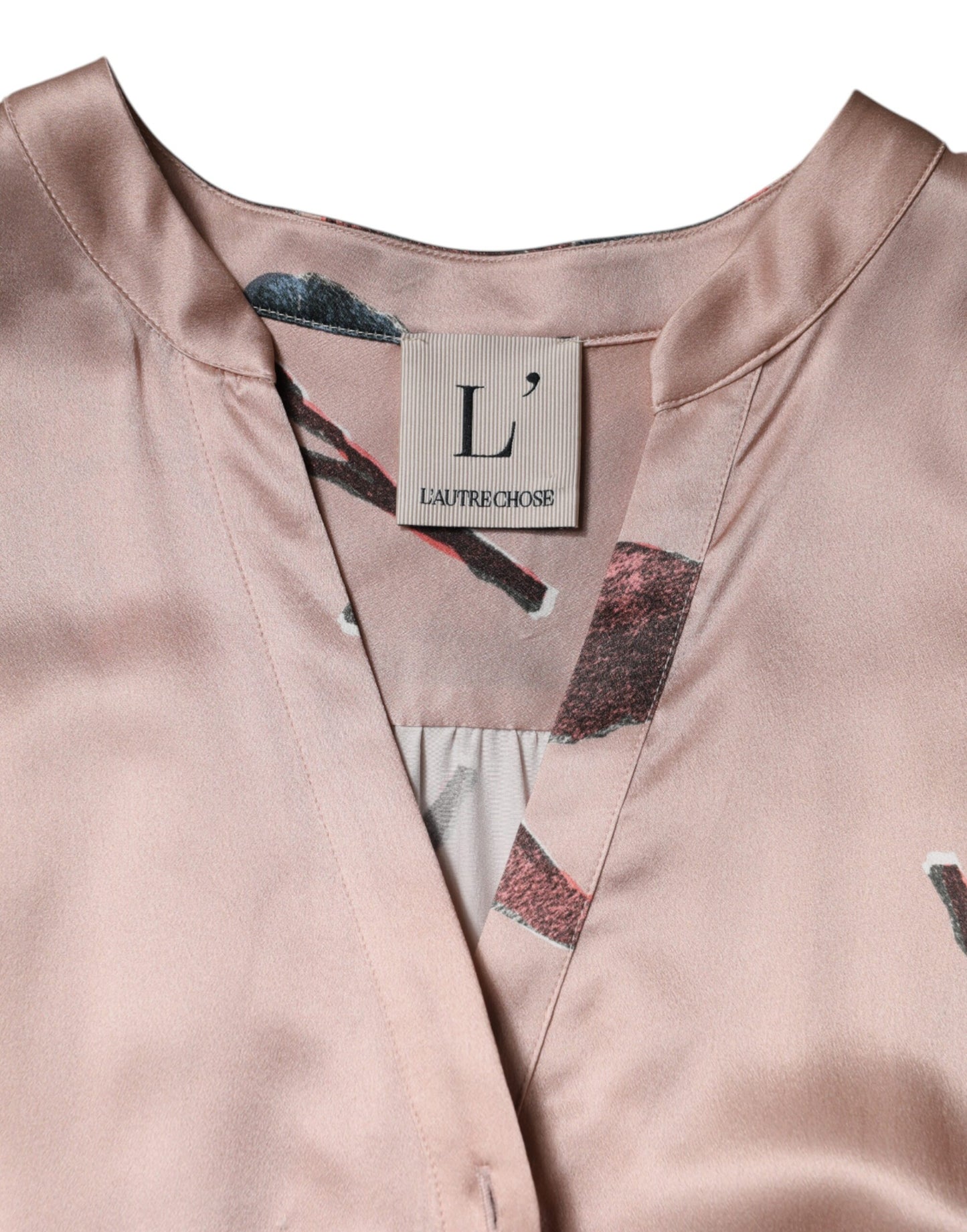 L'Autre wählte ein rosafarbenes Satin-Blumen-Midikleid mit langen Ärmeln und A-Linie