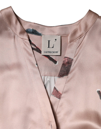 L'Autre wählte ein rosafarbenes Satin-Blumen-Midikleid mit langen Ärmeln und A-Linie