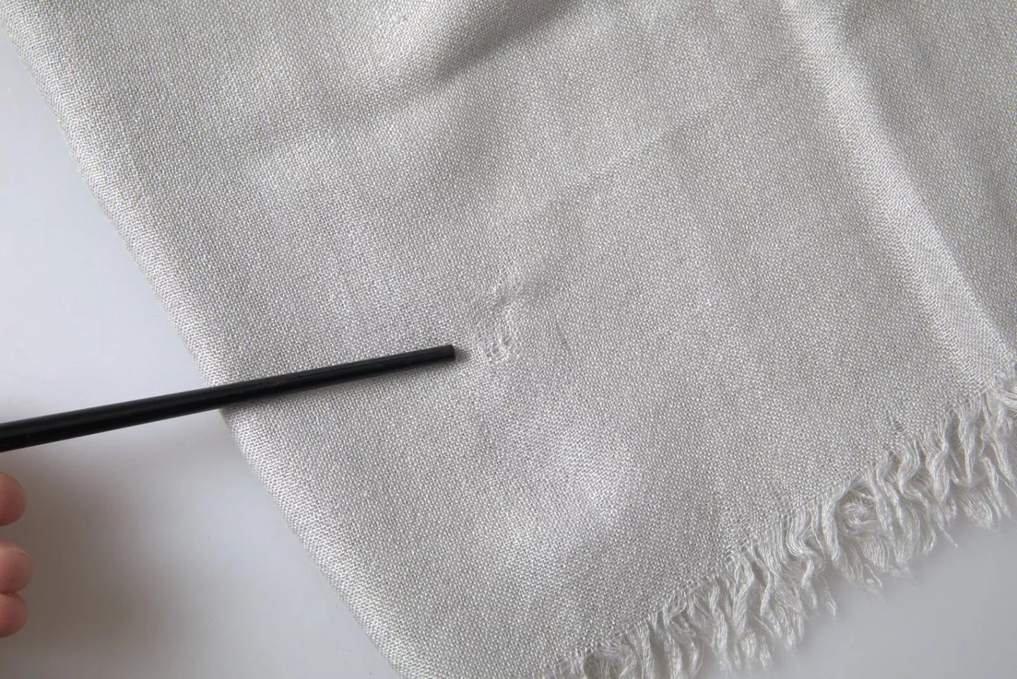 Dolce &amp; Gabbana – Grauer Kaschmir-Wickelschal mit Fransen