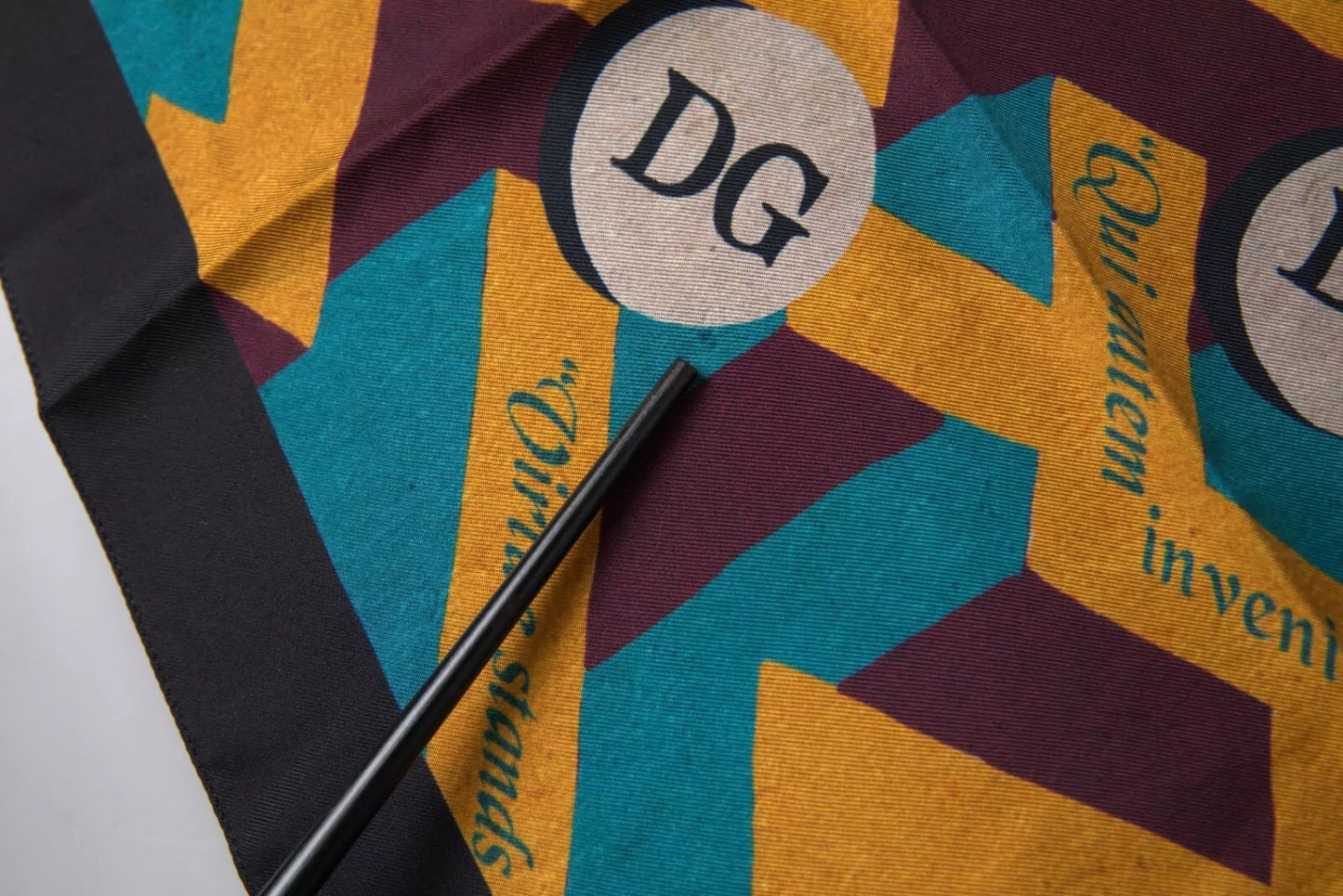 Dolce &amp; Gabbana – Mehrfarbig bedruckter quadratischer Taschentuchschal