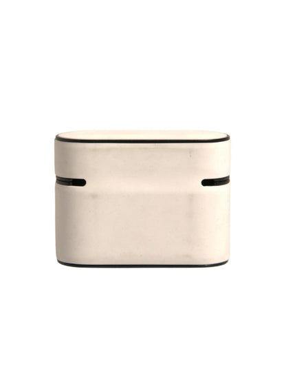 حافظة سماعات Airpods من دولتشي آند غابانا، مصنوعة من مادة PVC بيضاء منقوش عليها شعار دولتشي آند غابانا