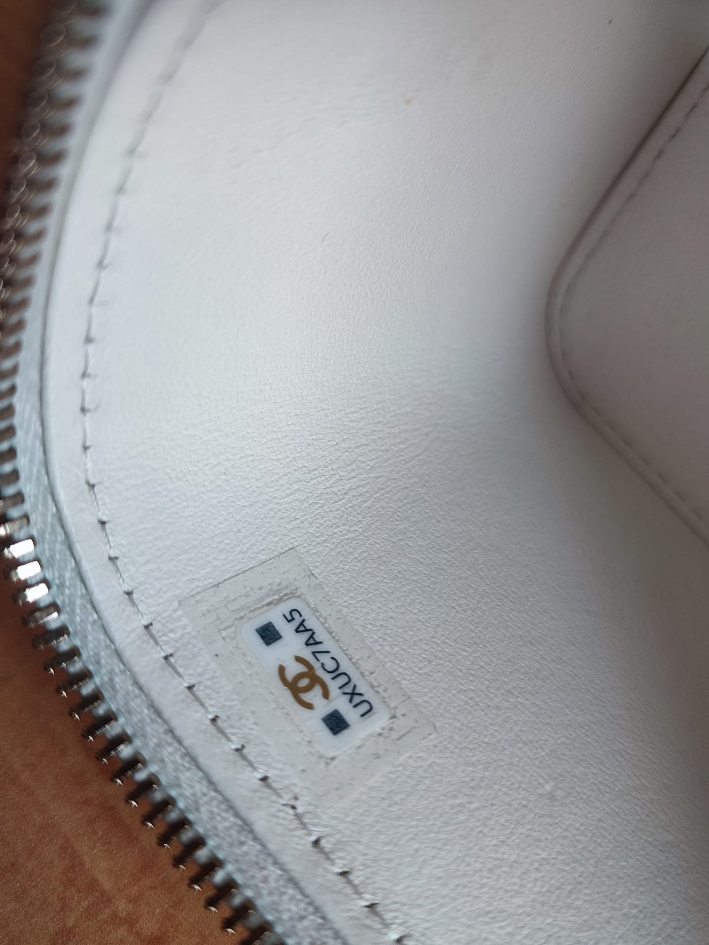 Chanel Kosmetikspiegel aus weißem Matelassé-Lammleder mit Goldkette an der Schulter