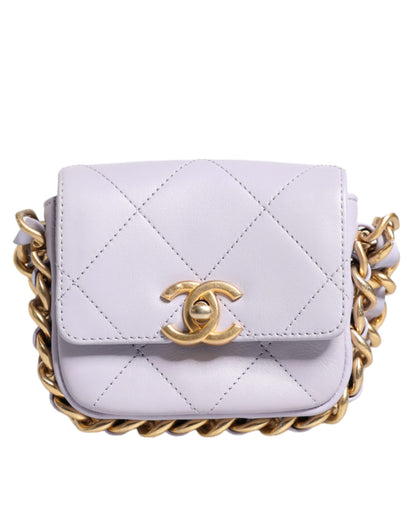 Chanel – Mini-Umhängetasche aus gestepptem Kalbsleder mit Kettenklappe in Blau