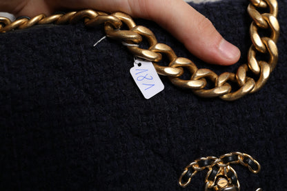 Chanel Dunkelblaue CC-Umhängetasche aus Tweed mit mittlerer Klappe und goldgrauer Kette