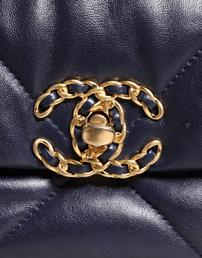 Chanel – Große, gesteppte Umhängetasche aus blauem Leder mit Kette