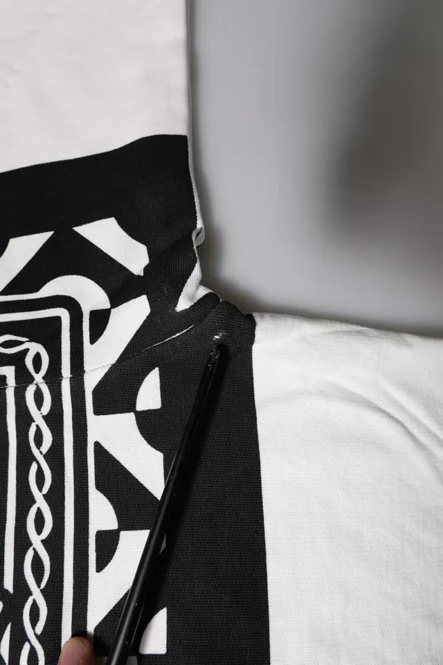 سويت شيرت قطني مطبوع باللونين الأبيض والأسود من دولتشي آند غابانا