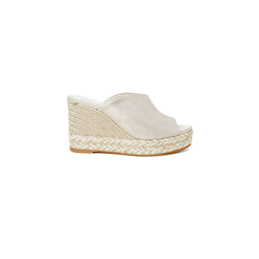 Espadrilles aus goldfarbenem Leder mit Plateausohle