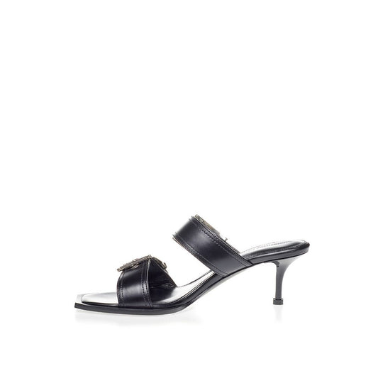 Alexander McQueen: Erhöhen Sie Ihre Schritte in zeitlosen schwarzen Ledersandalen