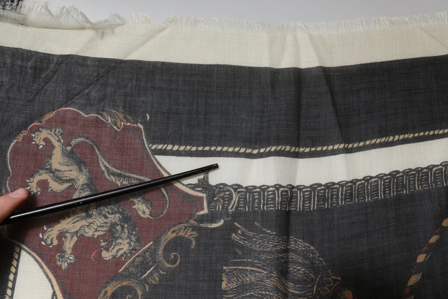 Dolce &amp; Gabbana – Mehrfarbig bedruckter Foulard-Schal aus Kaschmir