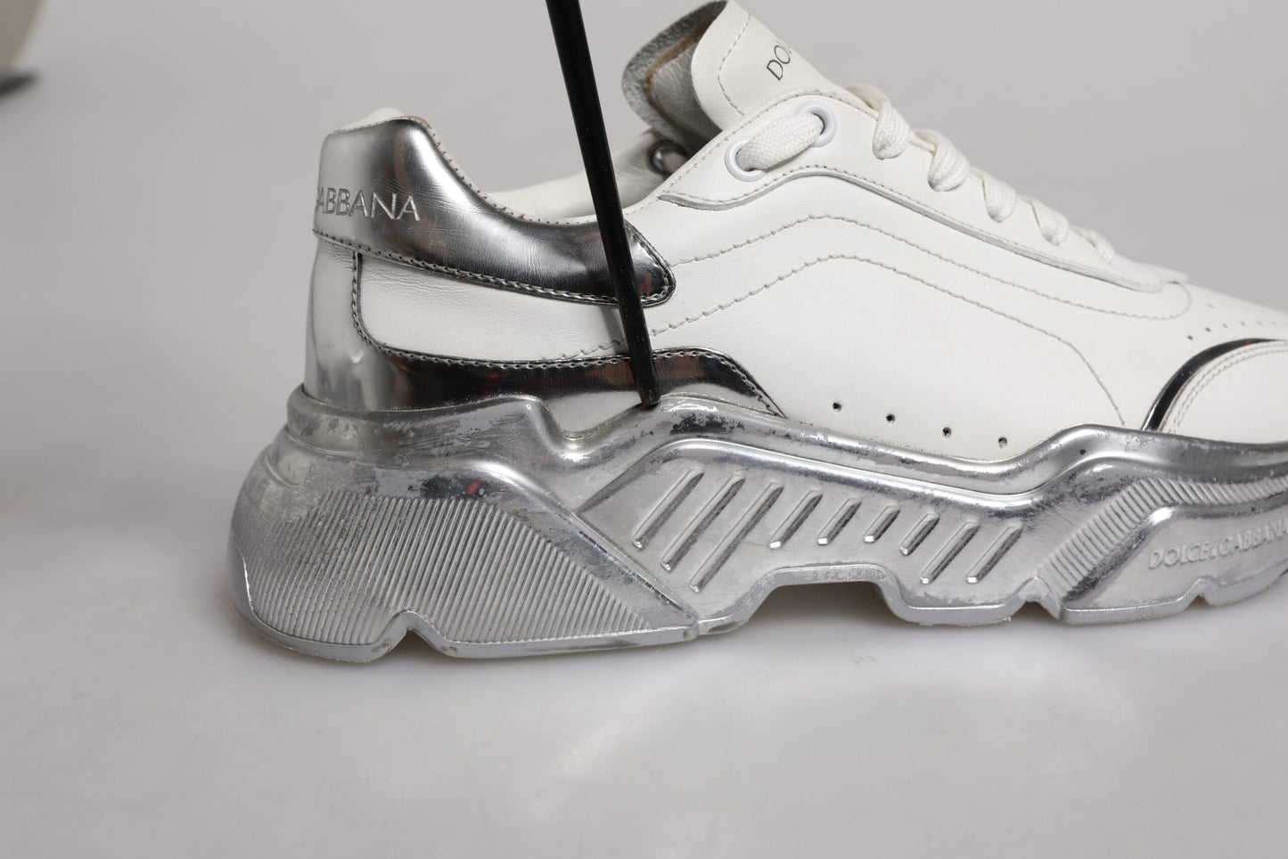 Dolce &amp; Gabbana Daymaster Low Top Sneaker in Weiß und Silber