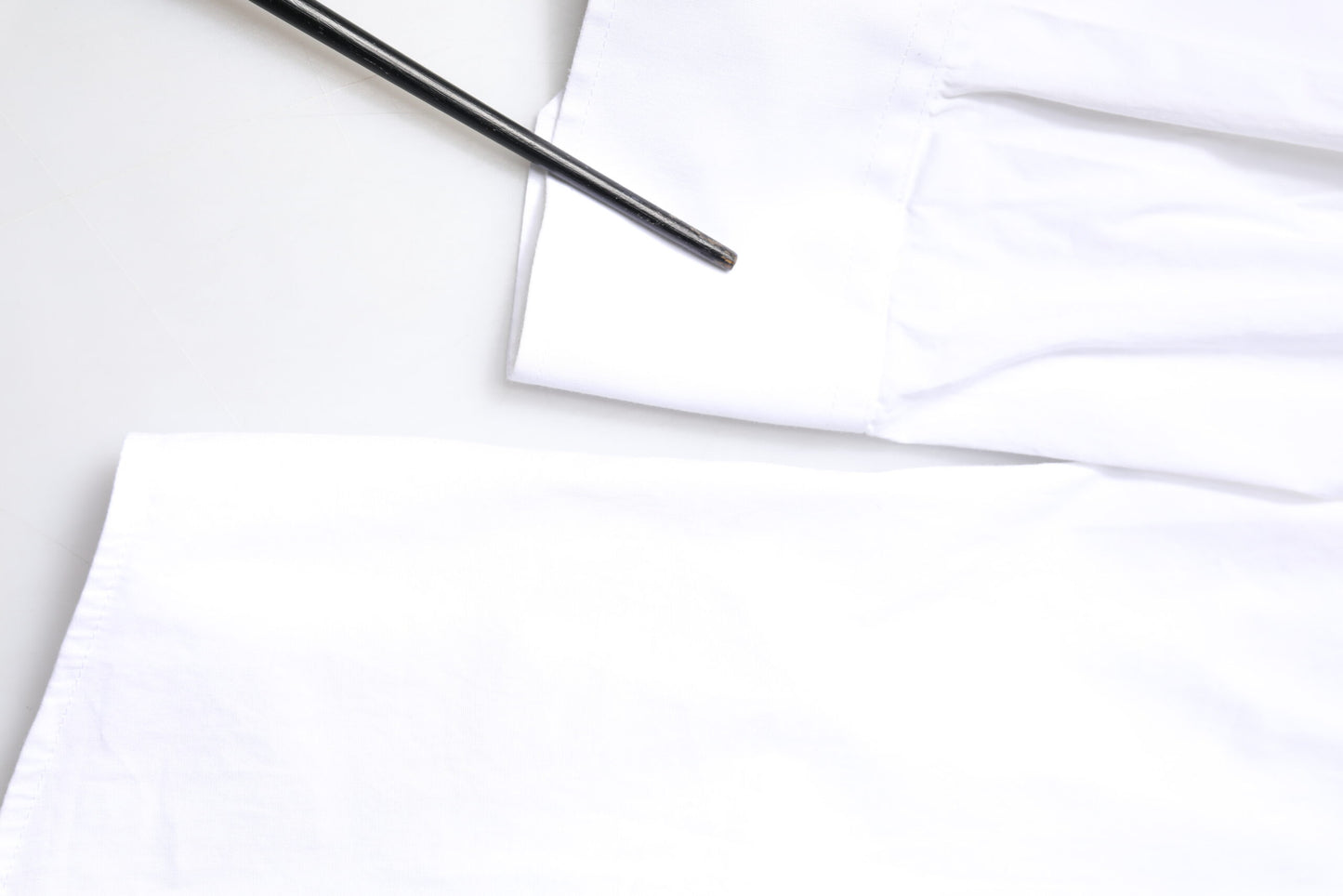 قميص رجالي من دولتشي آند غابانا باللون الأبيض الذهبي بأكمام طويلة من القطن