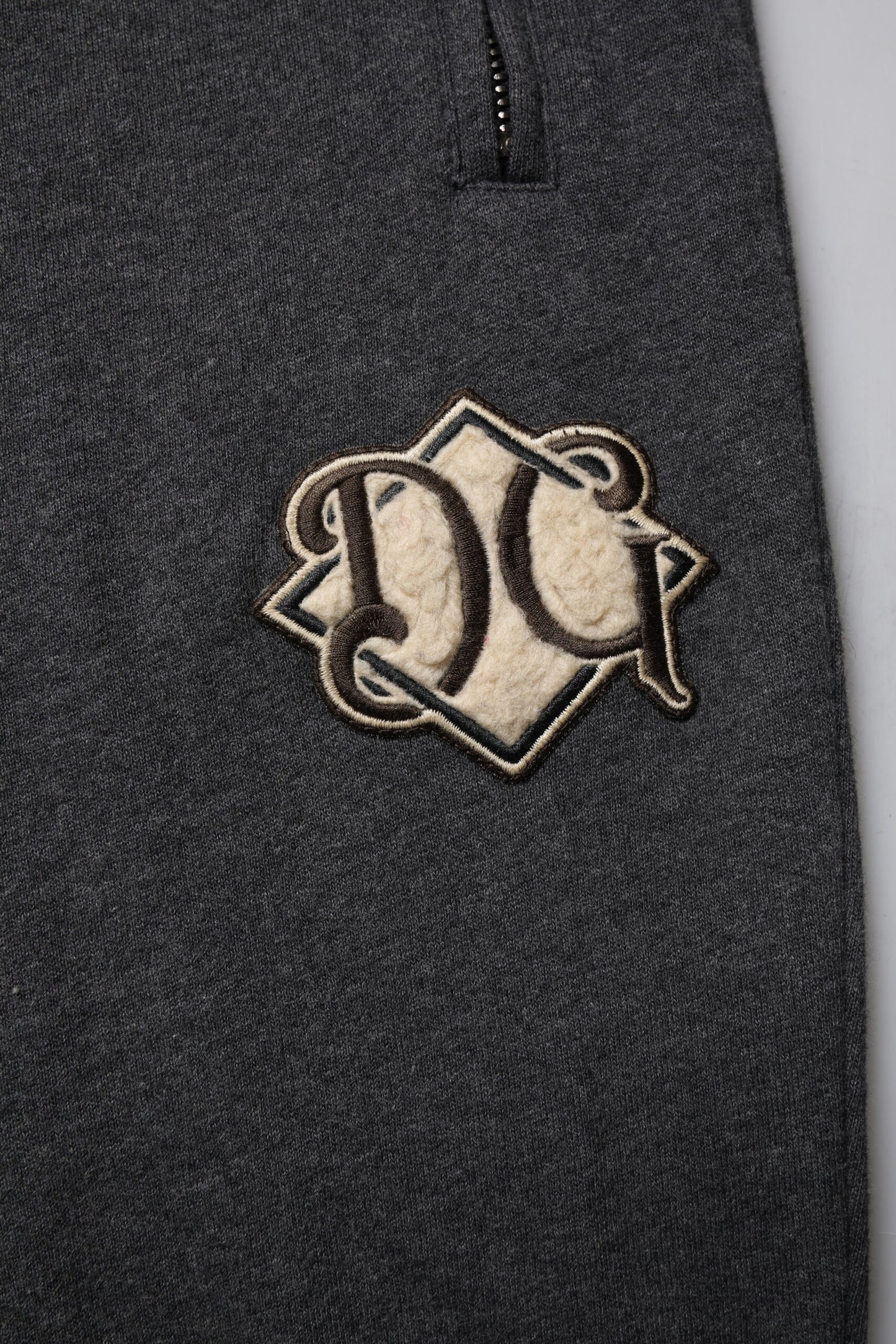 بنطلون رياضي قطني بشعار دولتشي آند غابانا باللون الرمادي الداكن