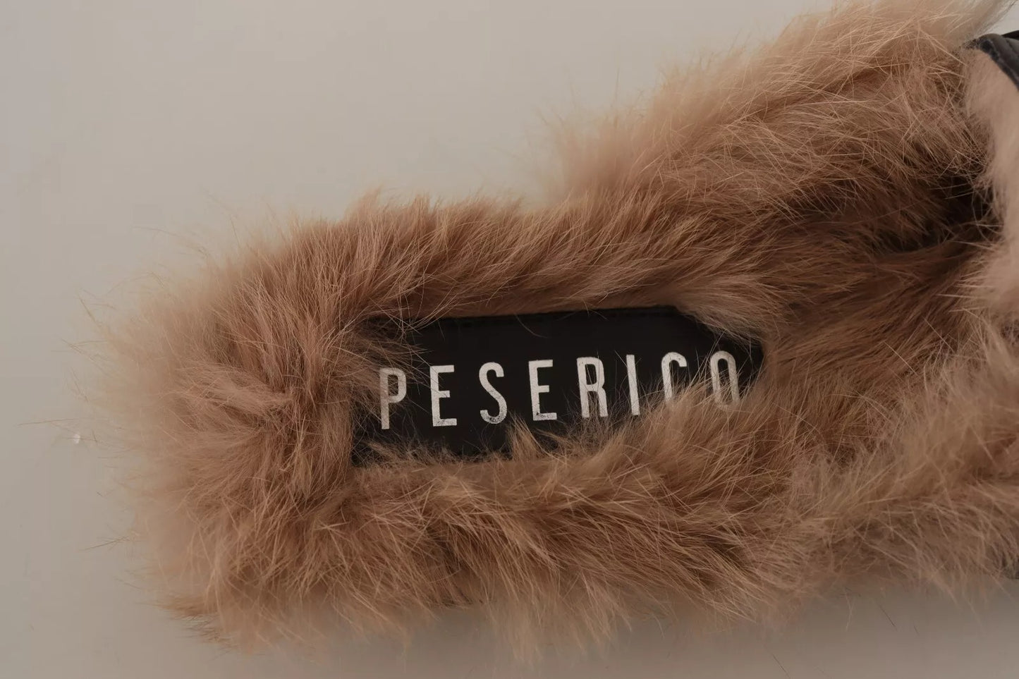Peserico – Schwarze Slipper aus perforiertem Leder und Pelz