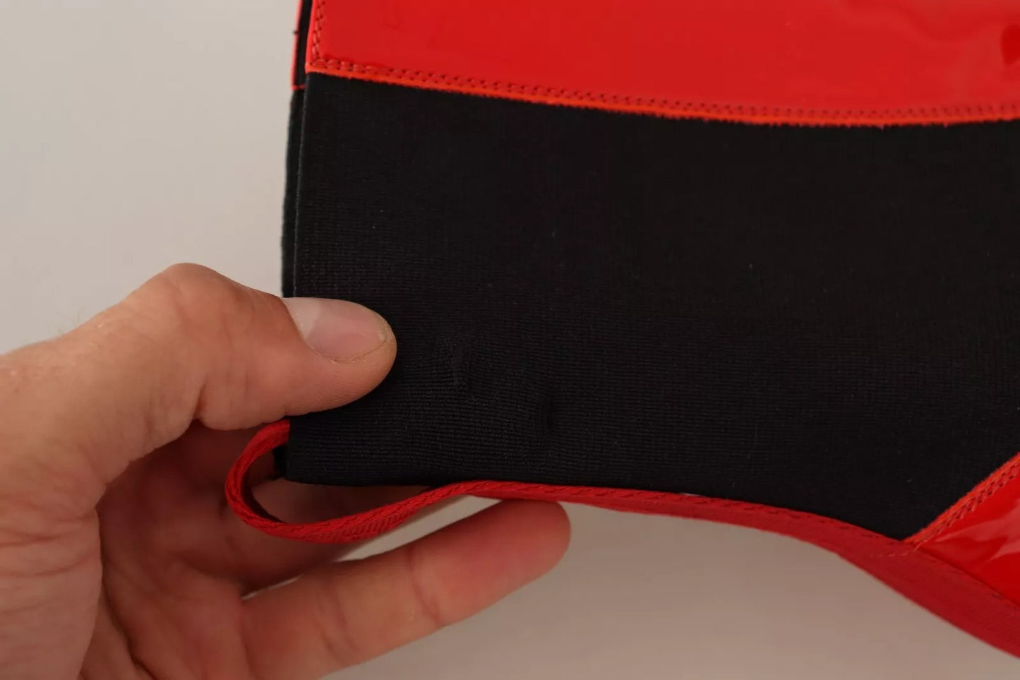 GCDS Stiefeletten aus rotem Leder und schwarzem Stoff mit Logoabsatz