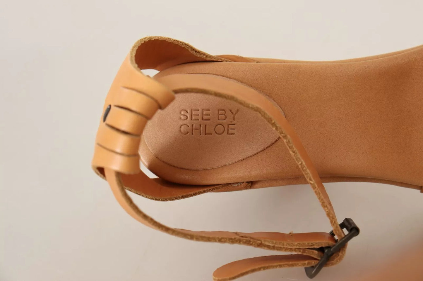 See By Chloé Braune Sandalen aus Leder mit Knöchelriemen und Nieten