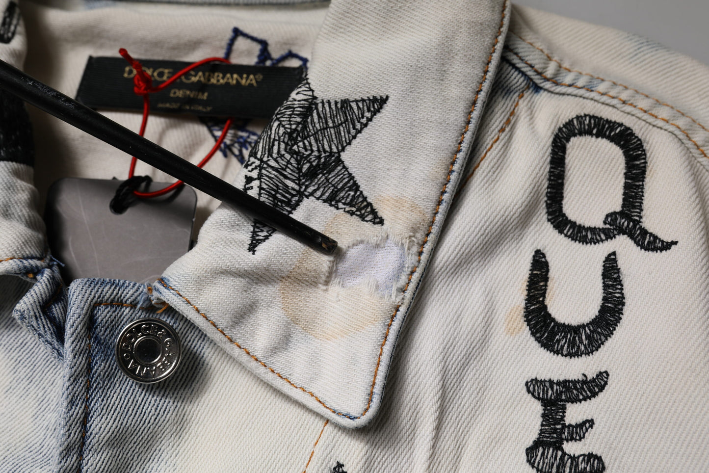 Dolce &amp; Gabbana Hellblaue Jeansjacke mit Graffiti-Knopfleiste
