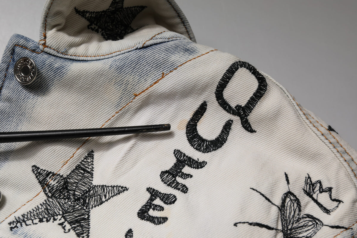 Dolce &amp; Gabbana Hellblaue Jeansjacke mit Graffiti-Knopfleiste