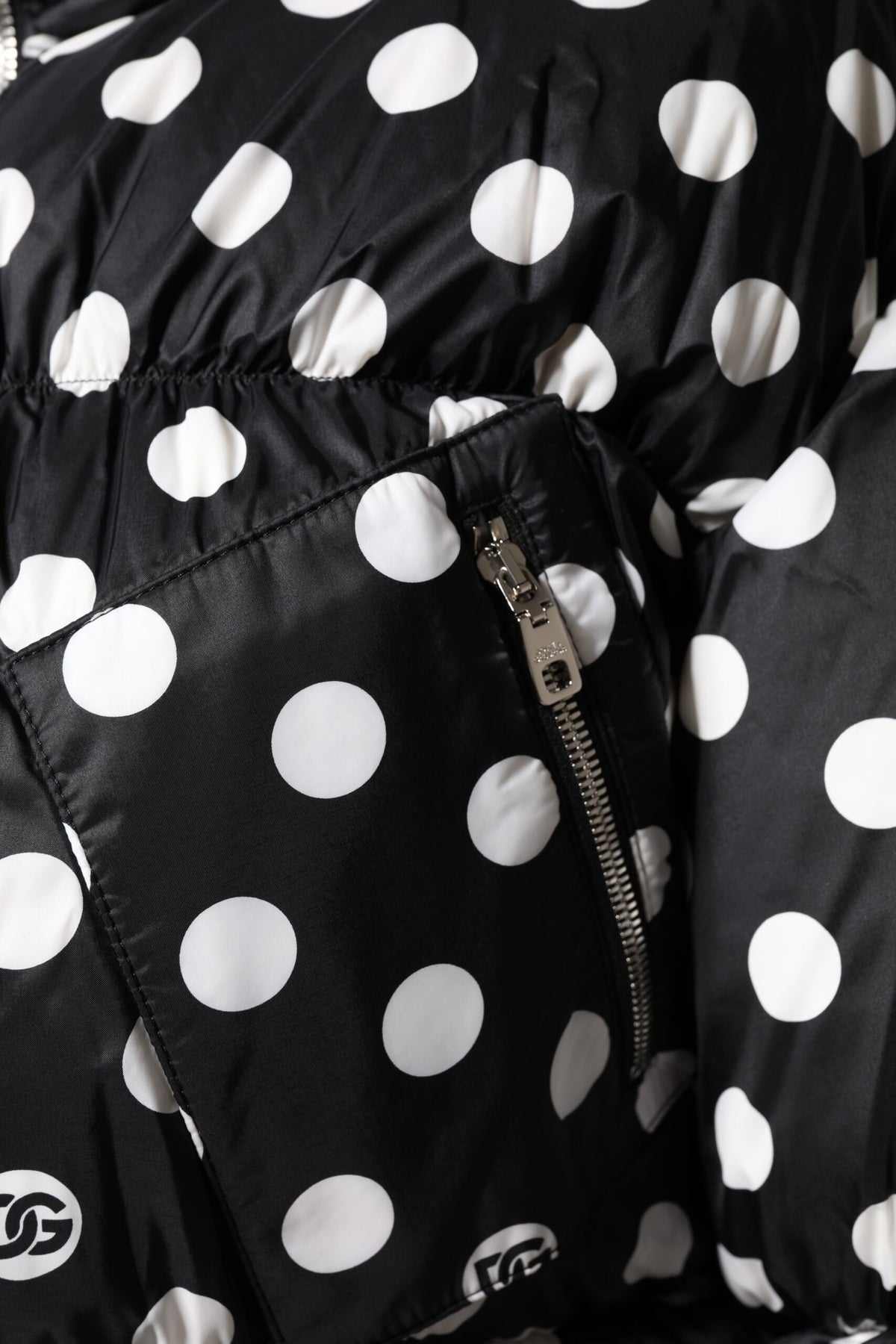 Dolce &amp; Gabbana – Pufferjacke mit durchgehendem Reißverschluss und Punkten in Schwarz und Weiß