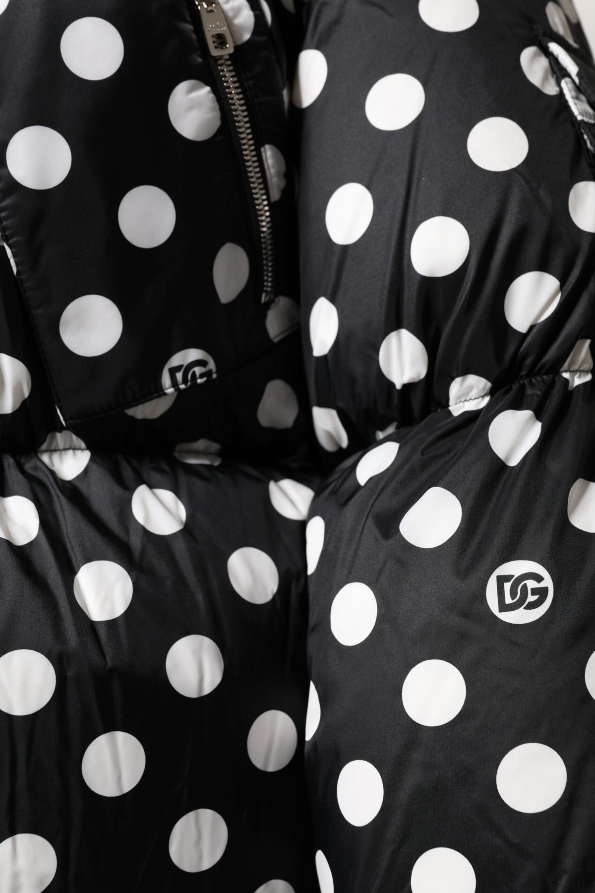 Dolce &amp; Gabbana – Pufferjacke mit durchgehendem Reißverschluss und Punkten in Schwarz und Weiß