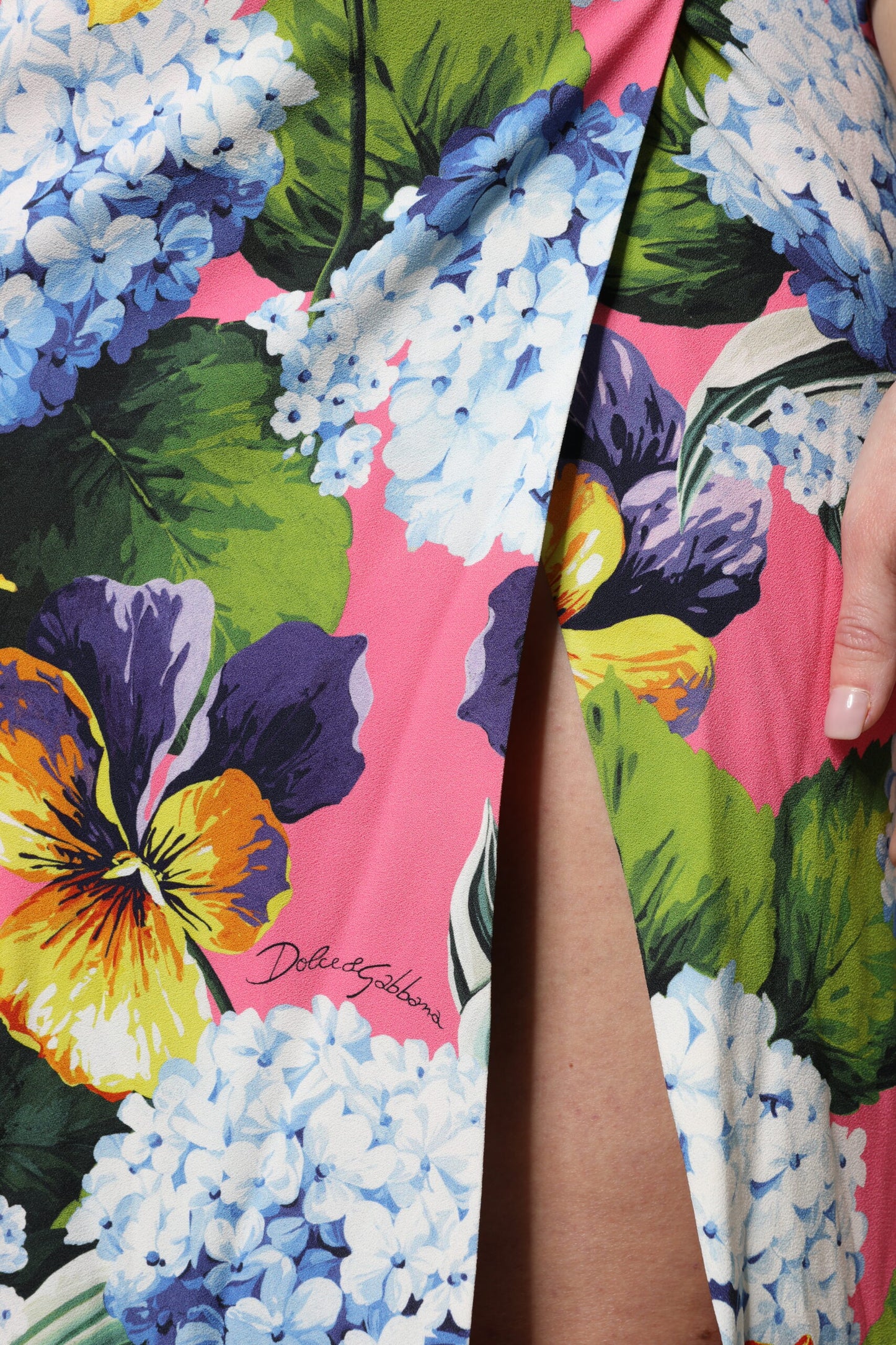 Dolce &amp; Gabbana – Mehrfarbiges Midikleid mit seitlichem Schlitz und Blumenmuster