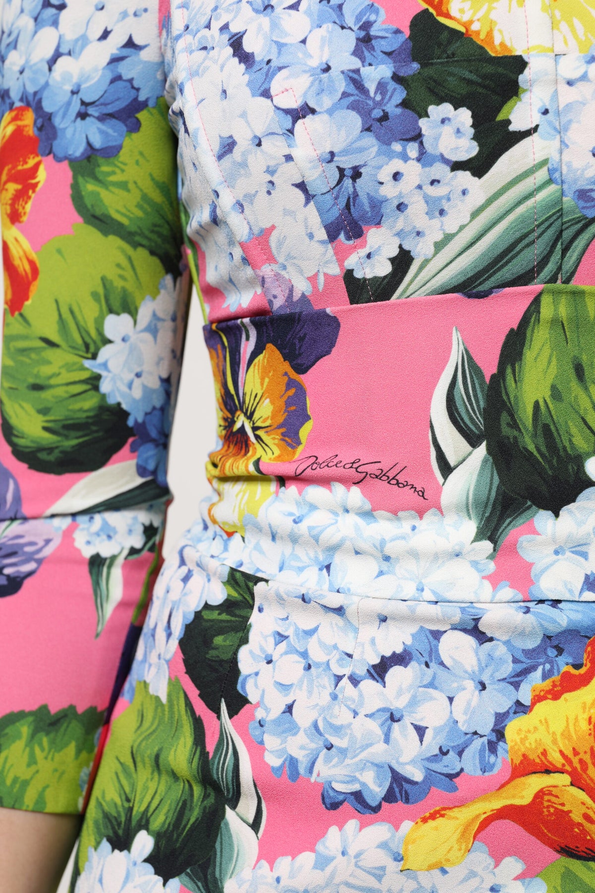 Dolce &amp; Gabbana – Mehrfarbiges Midikleid mit seitlichem Schlitz und Blumenmuster