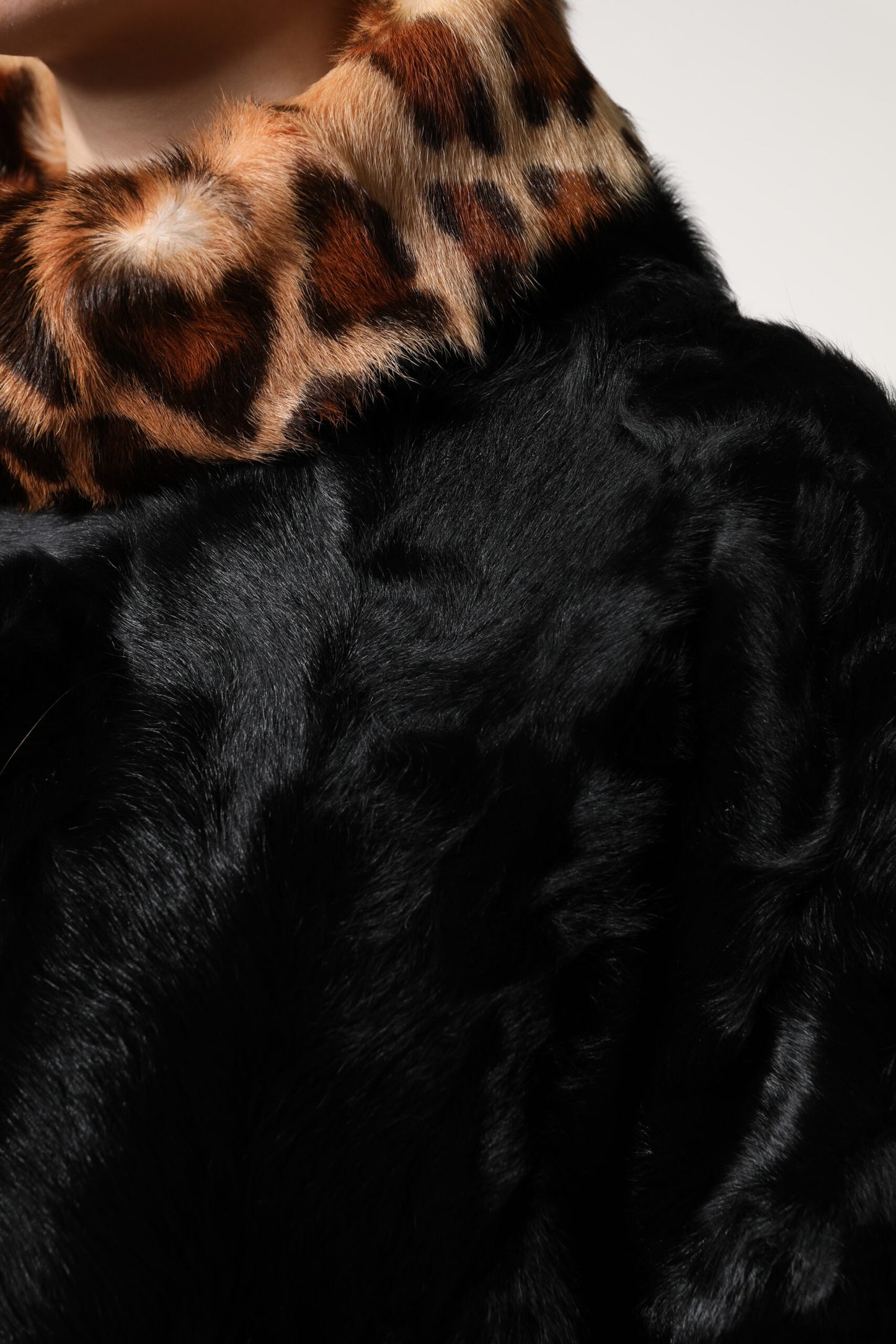 Dolce &amp; Gabbana Schwarze kurze Damenmanteljacke aus Lammfell