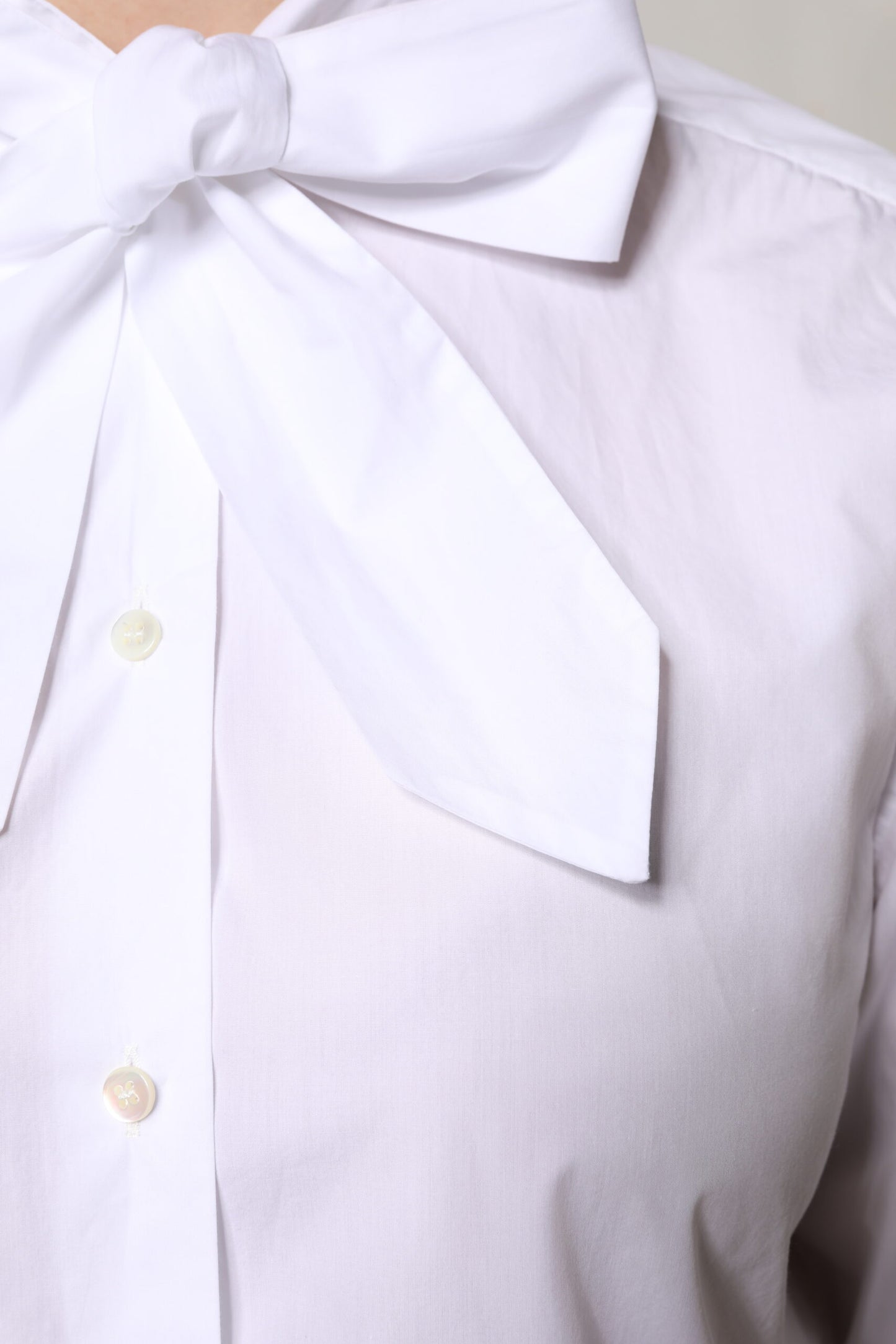 Dolce &amp; Gabbana, weißes Blusentop mit Ascot-Kragen und langen Ärmeln