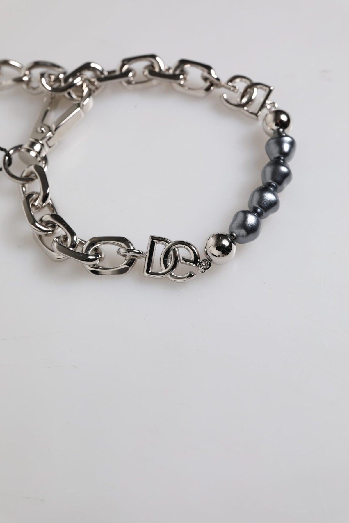 Dolce &amp; Gabbana Silberfarbenes Kettenarmband mit Karabinerverschluss und grauen Perlen