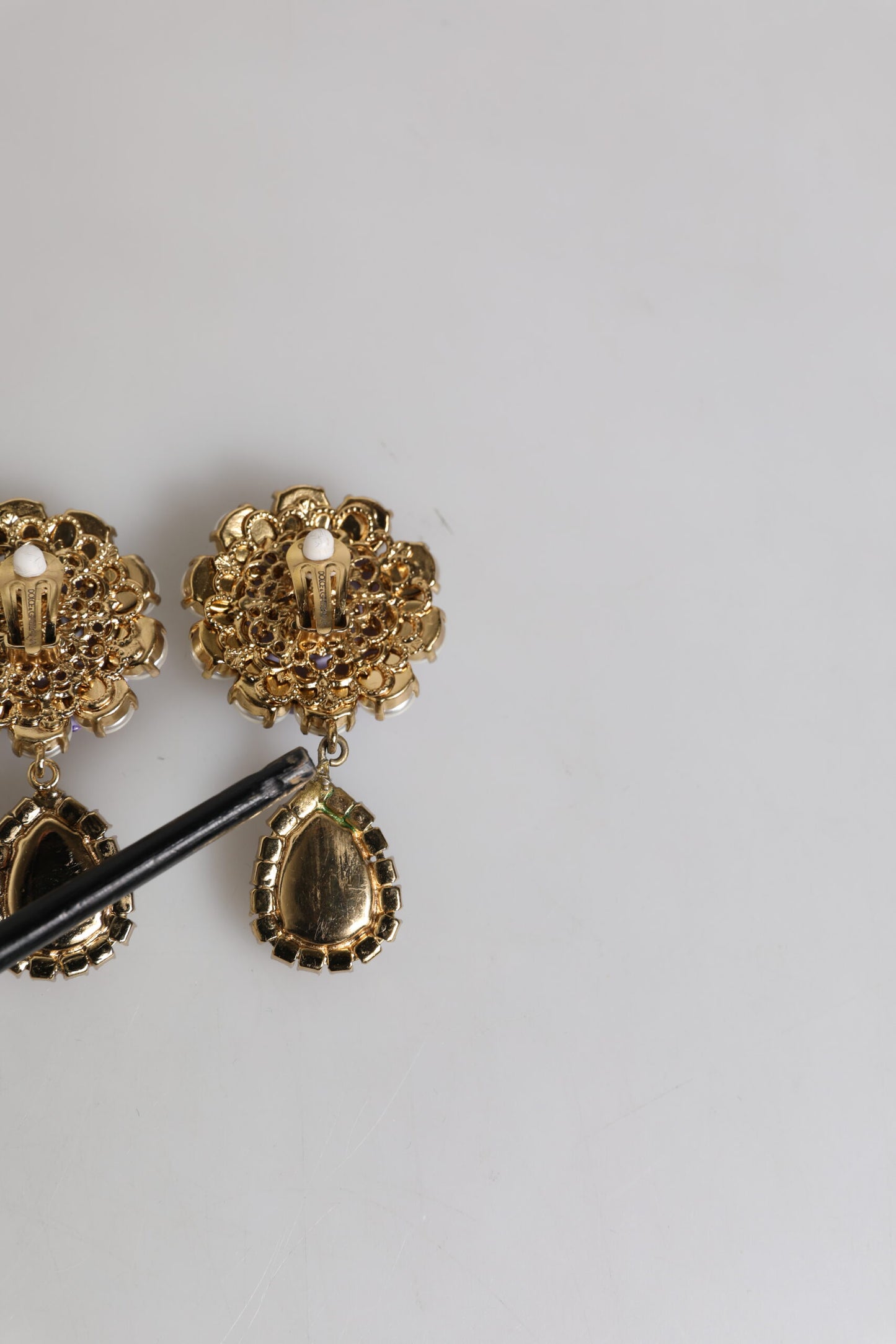 Dolce &amp; Gabbana – Ohrclips mit lilafarbenen Blumenperlen und Kristallen in Tropfenform