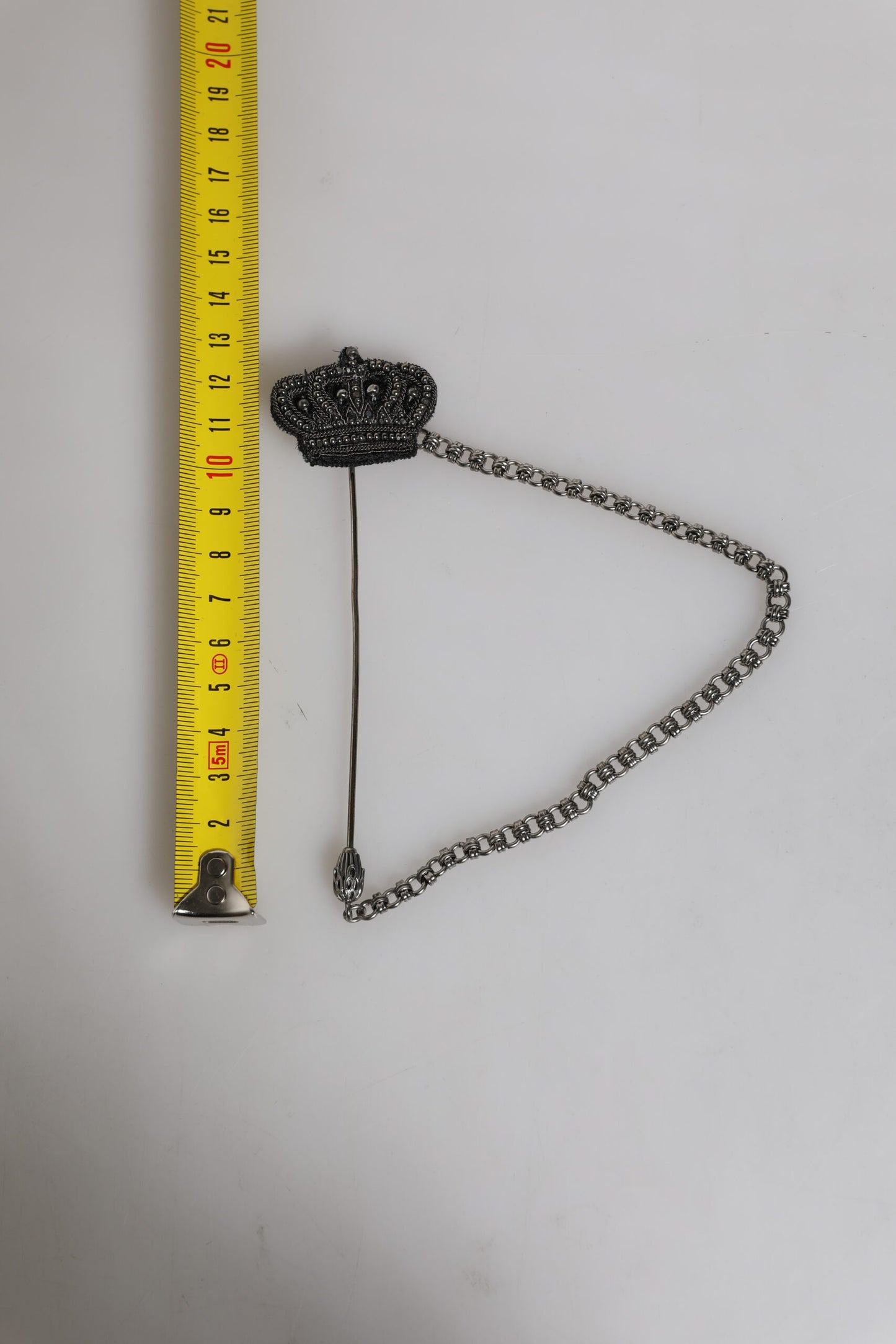 Dolce &amp; Gabbana Silberfarbene Messing-Kronenkette für Damenbrosche und Anstecknadel