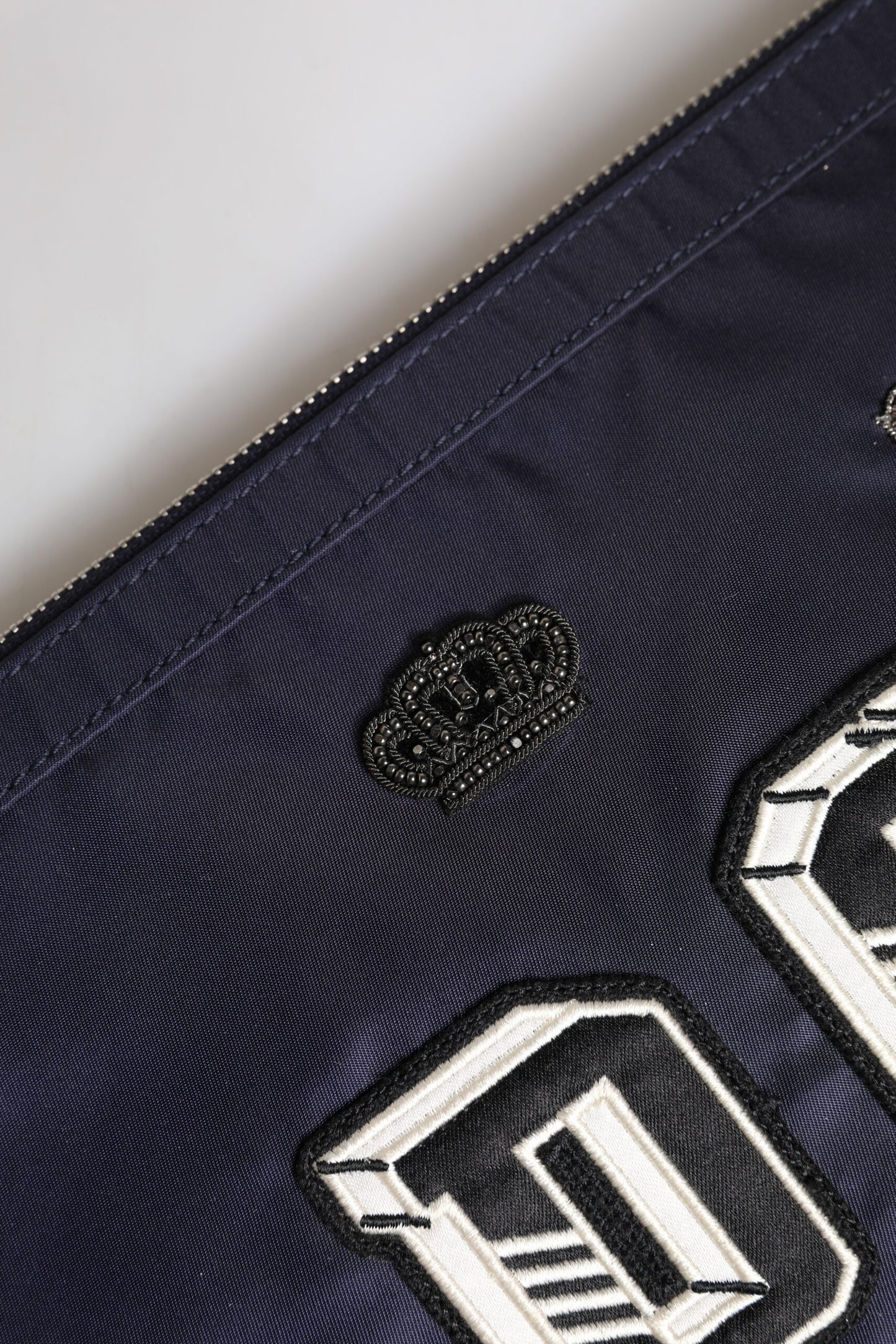 Dolce &amp; Gabbana – Blaue Clutch mit DG-Logo-Patch und Verzierung