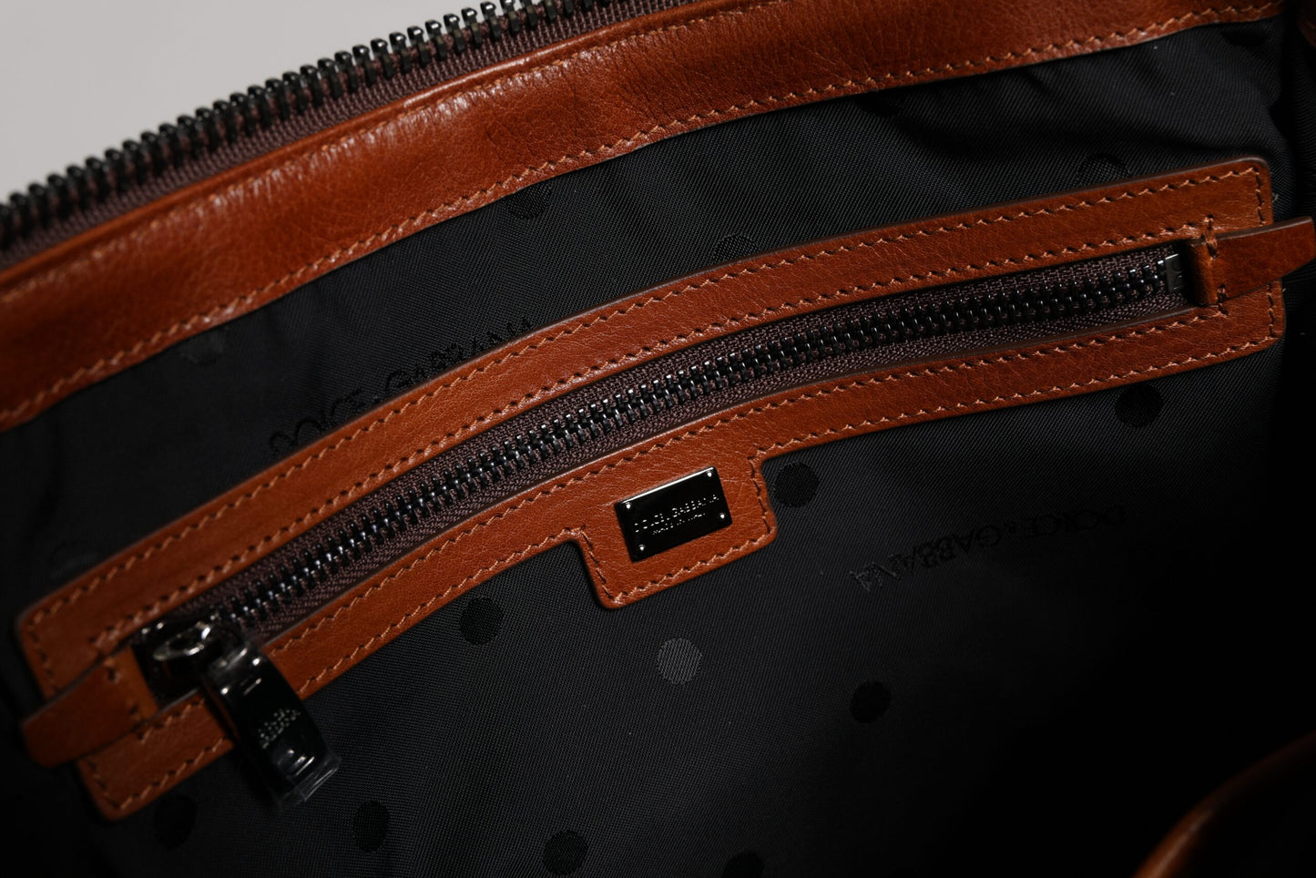 Dolce &amp; Gabbana Beigebraune Duffle-Umhängetasche aus Baumwollleder