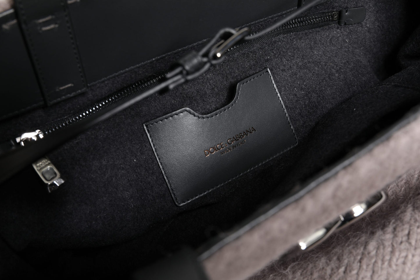 Dolce &amp; Gabbana – Tote-Umhängetasche aus Alpakawolle mit Logo-Plakette in Grau