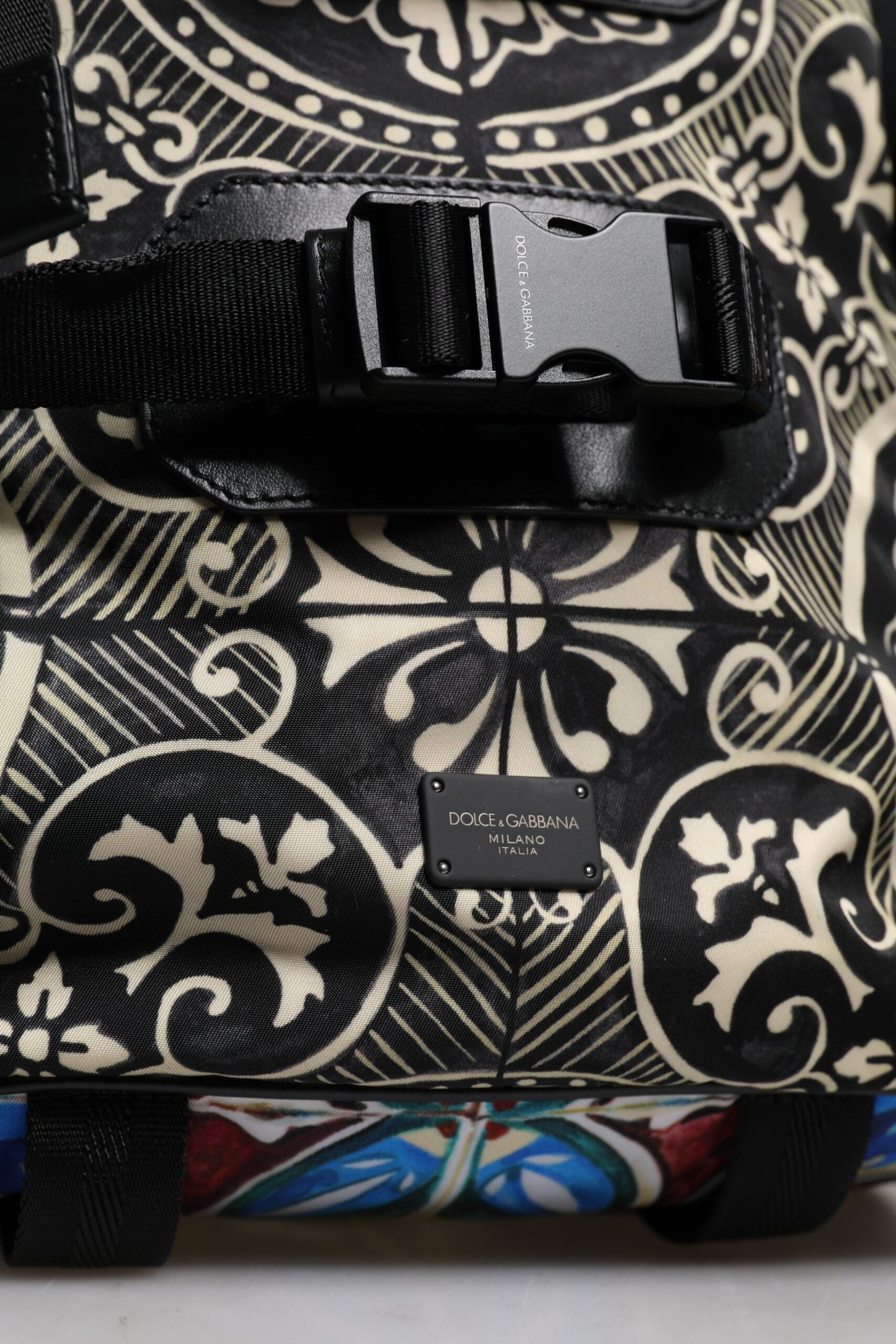 Dolce &amp; Gabbana Rucksack aus Nylon mit mehrfarbigem Maiolika-Print