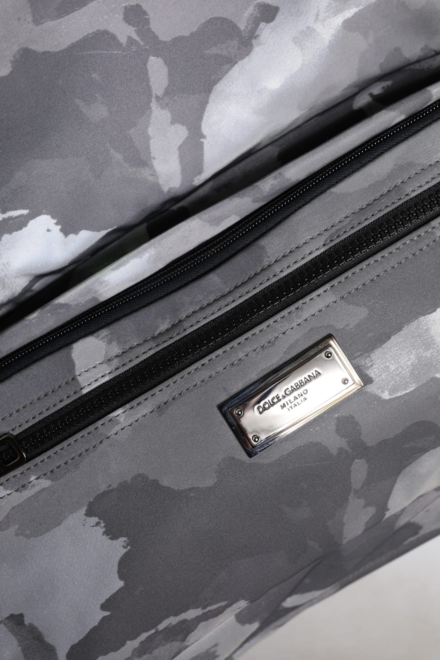 Dolce &amp; Gabbana – Tragetasche aus Baumwolle mit mehreren Fächern in Grau mit Camouflage-Muster