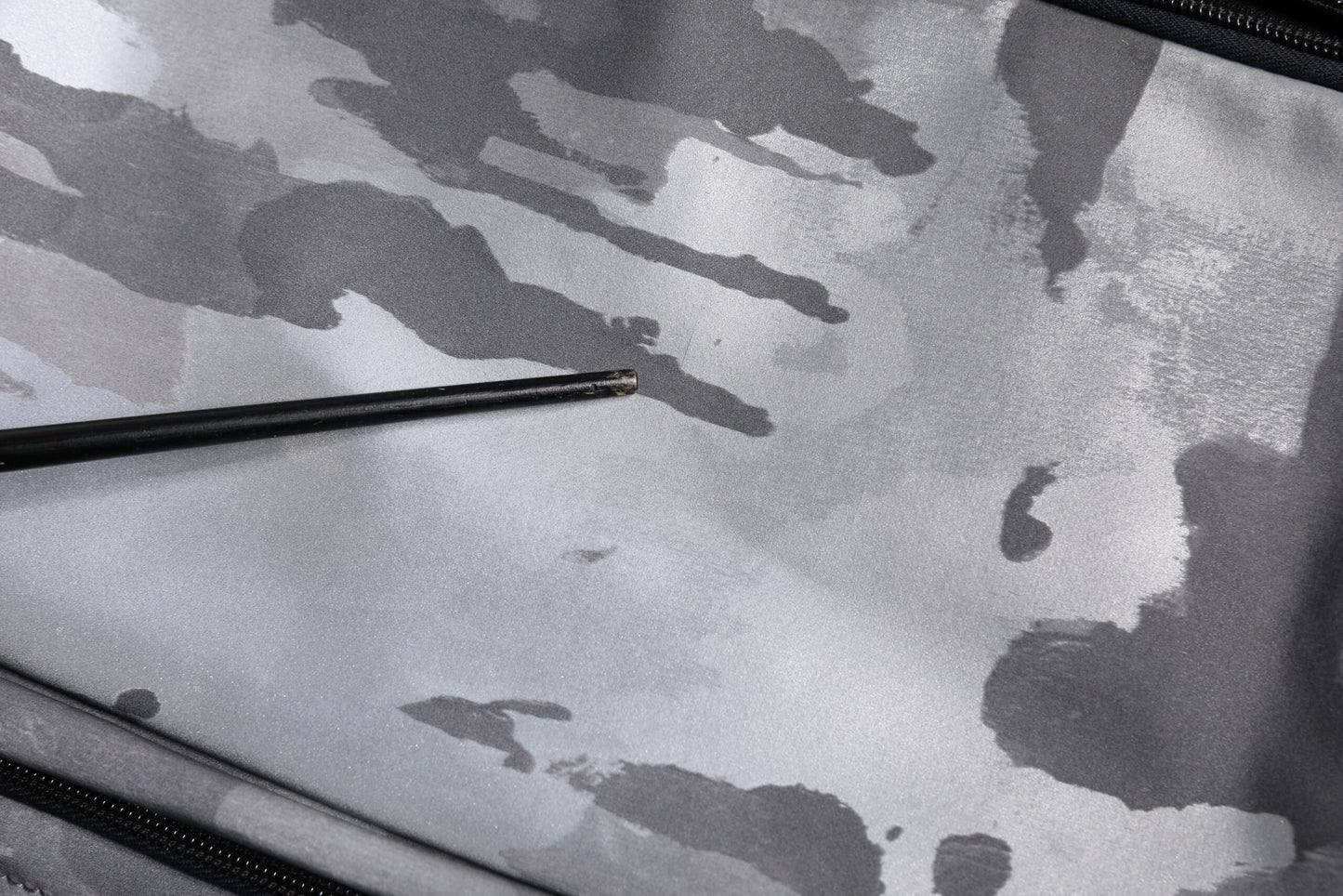 Dolce &amp; Gabbana – Tragetasche aus Baumwolle mit mehreren Fächern in Grau mit Camouflage-Muster