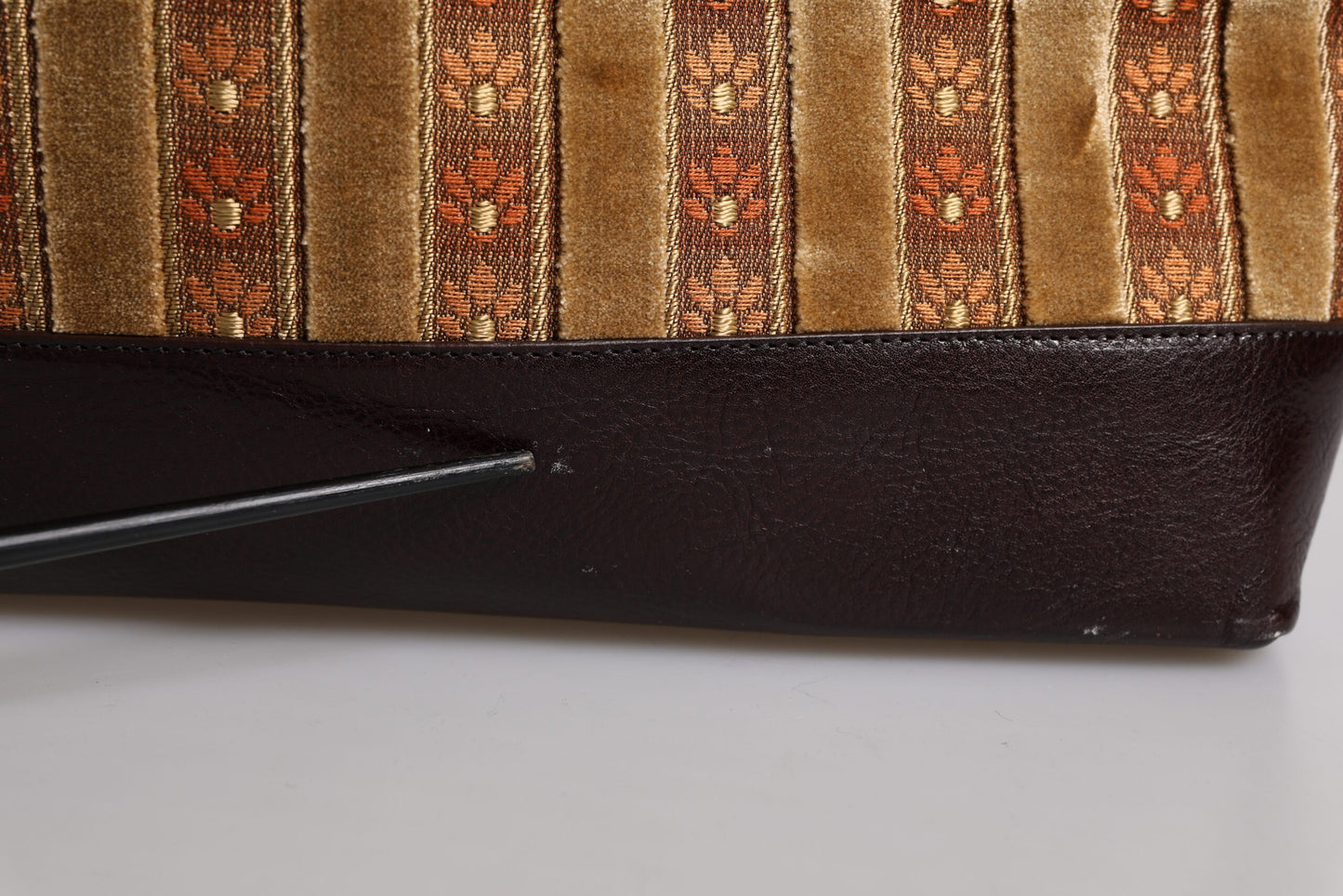 حقيبة سفر دولتشي آند غابانا من الجلد المخملي باللون البيج العنابي بتصميم جاكار