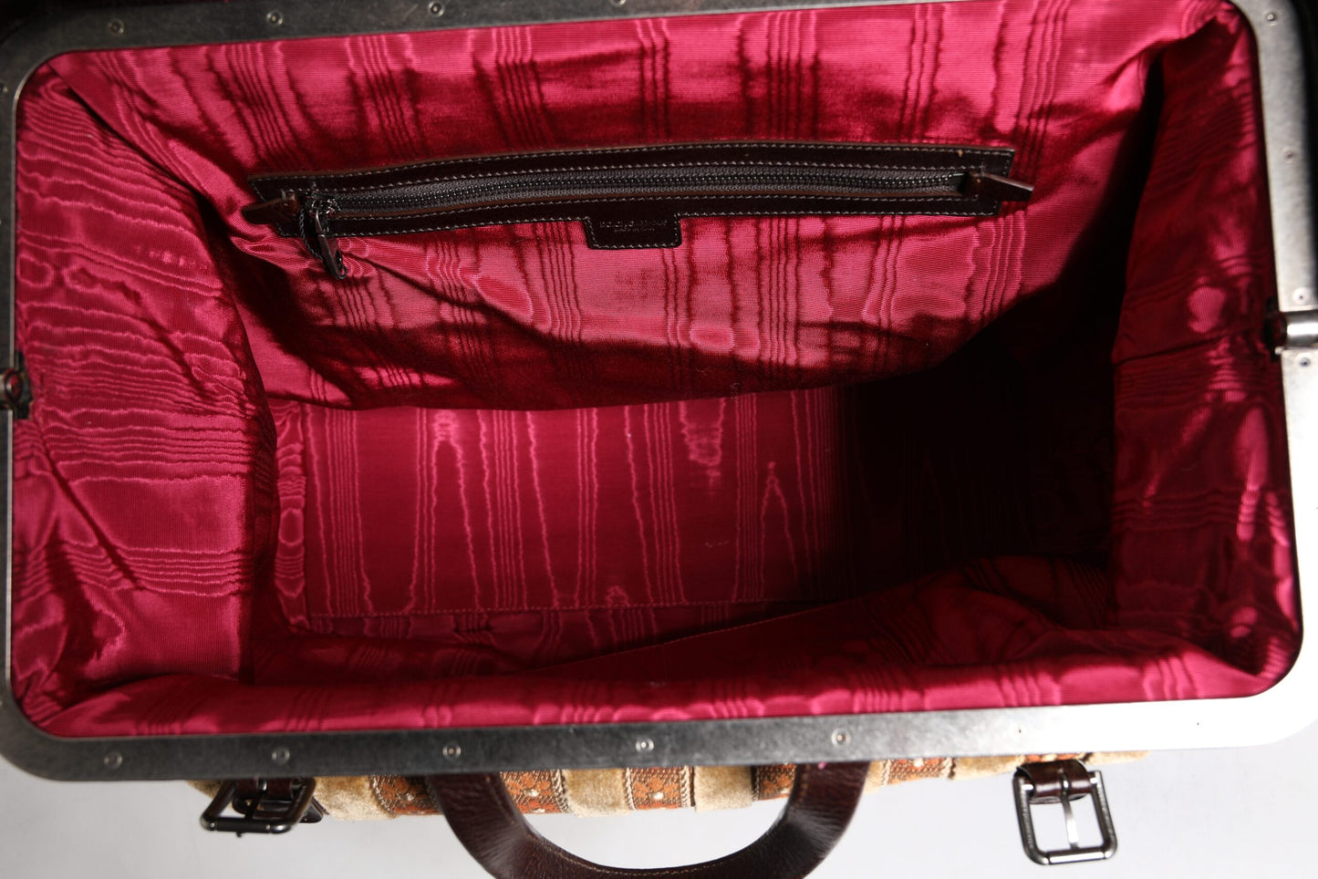 حقيبة سفر دولتشي آند غابانا من الجلد المخملي باللون البيج العنابي بتصميم جاكار