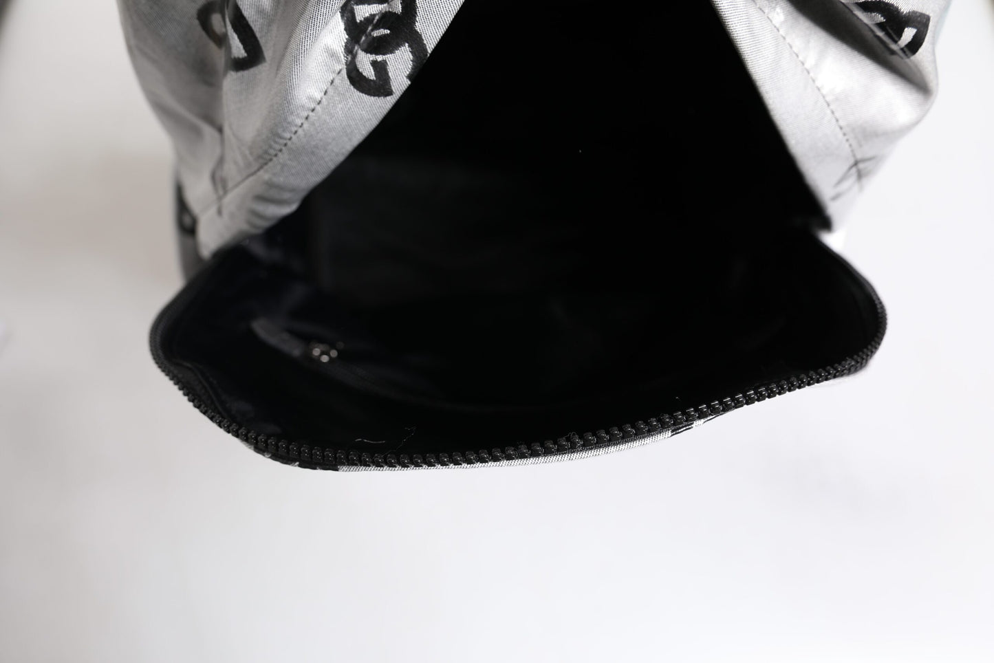 Dolce &amp; Gabbana Polyester Grau Schwarz DG Logo Plakette Rucksack Tasche