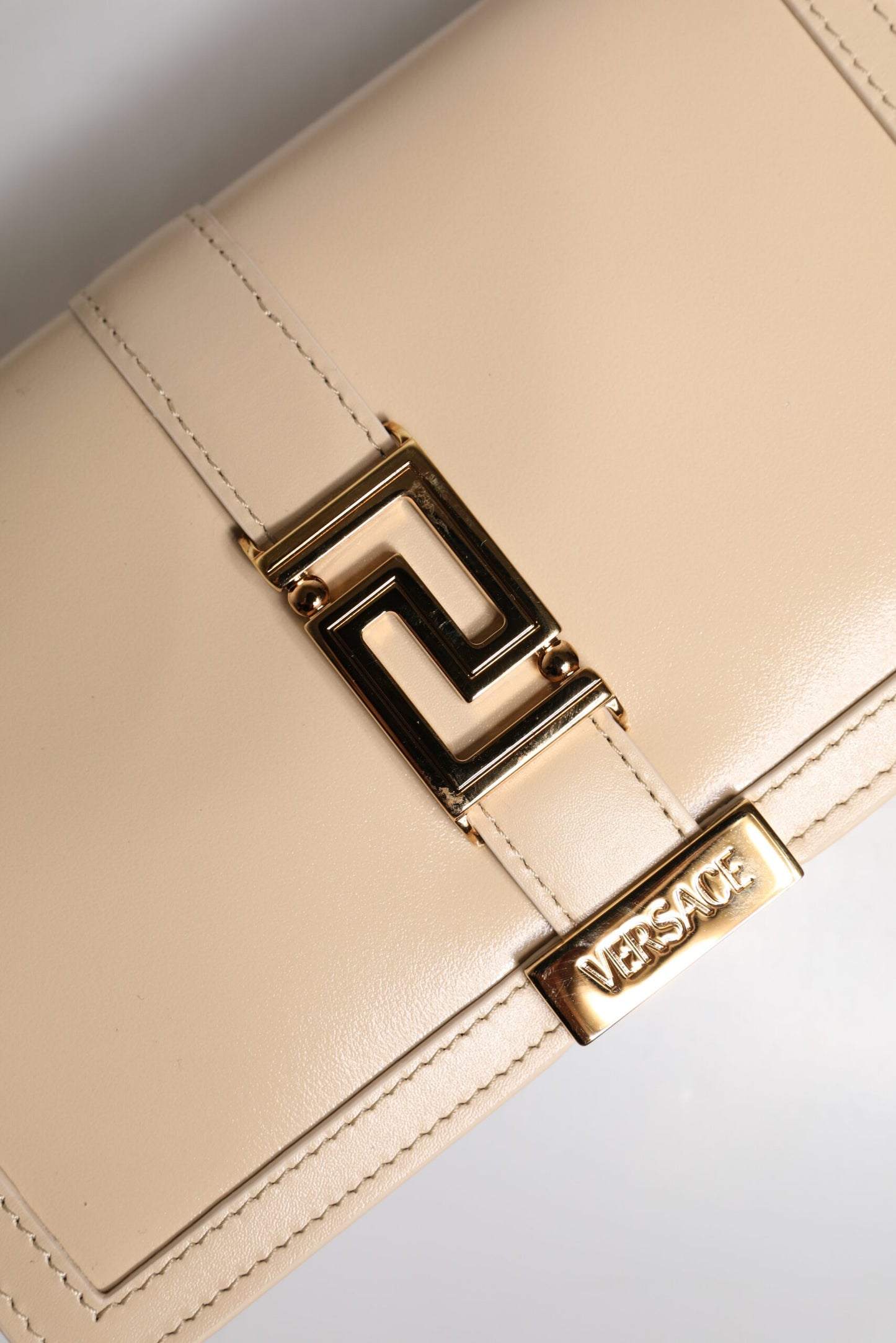 Versace – Umhängetasche aus Kalbsleder mit goldener Kette in Beige